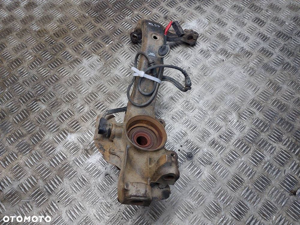 PIASTA ZWROTNICA PRAWY PRZÓD AUDI A4 B5 1.8 20V 8D0407258S - 3