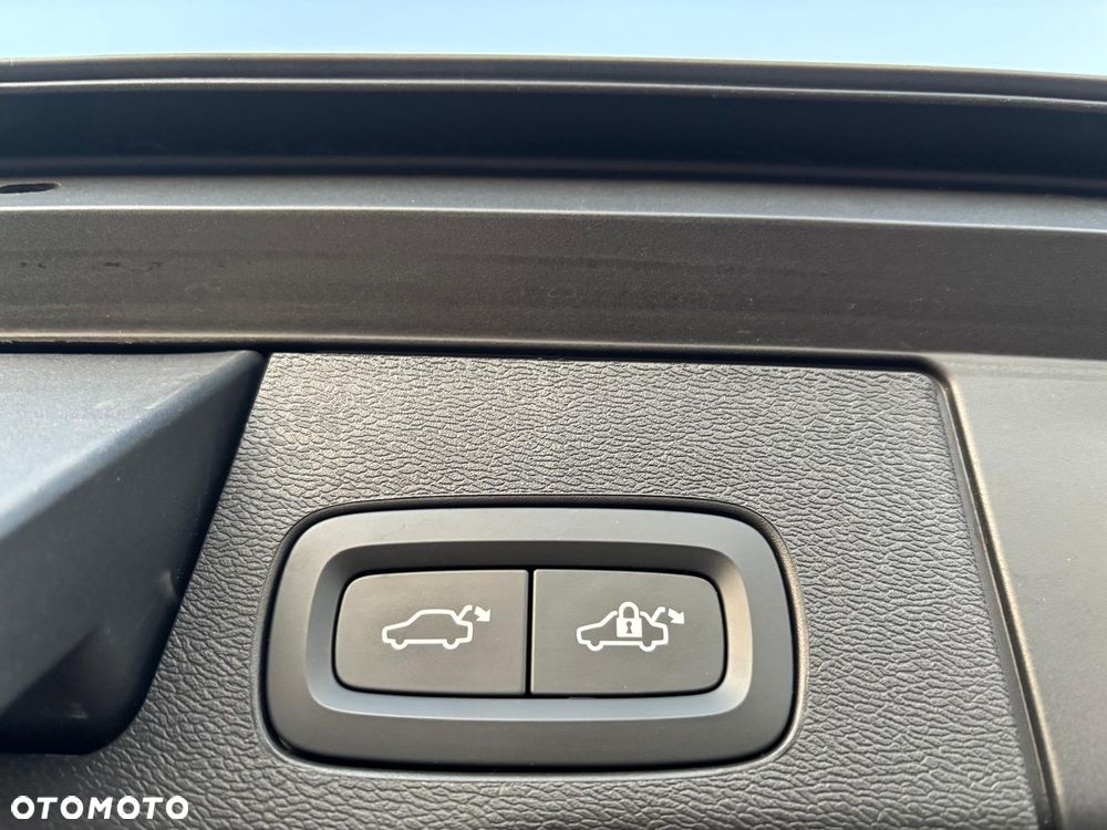 Volvo XC 60 B4 D Plus Dark - 16