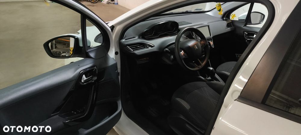 Peugeot 208 - 13