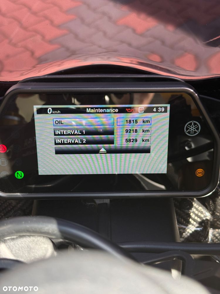 Yamaha R1 - 25