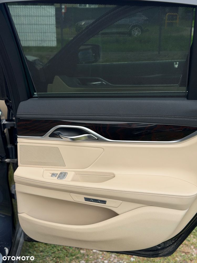 BMW Seria 7 750i xDrive - 28