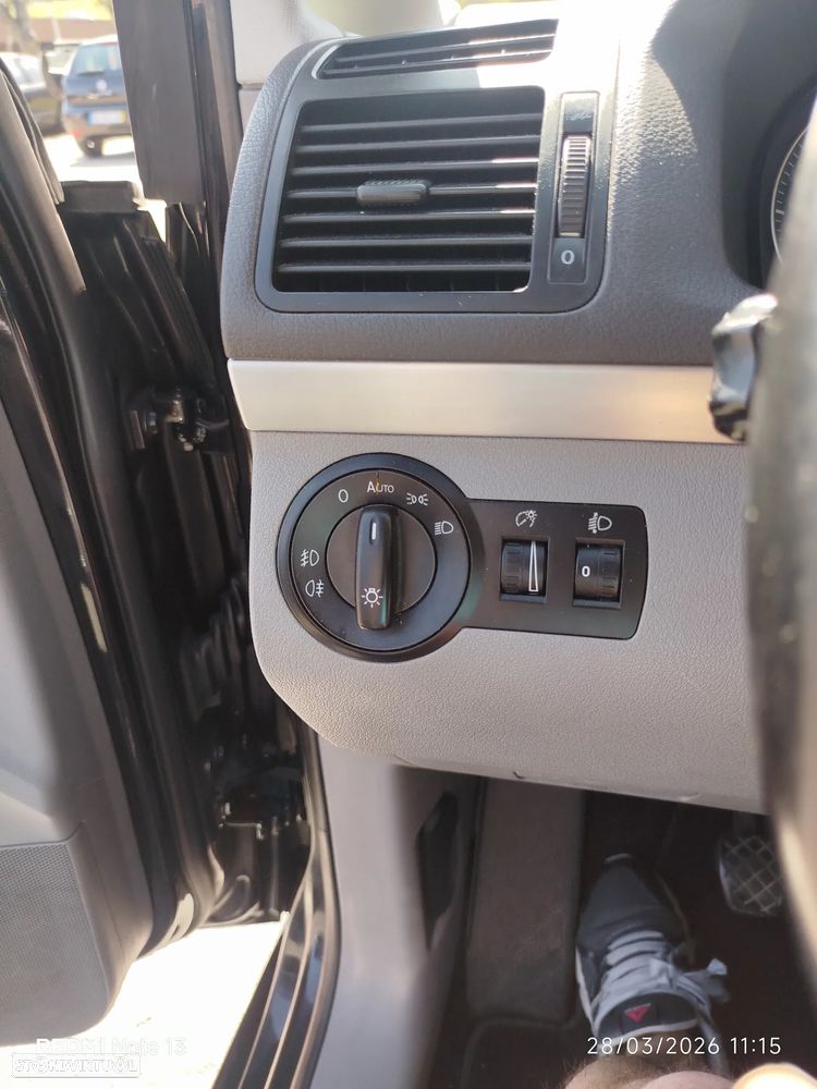 VW Touran 2.0 TDI Highline 7L - 17