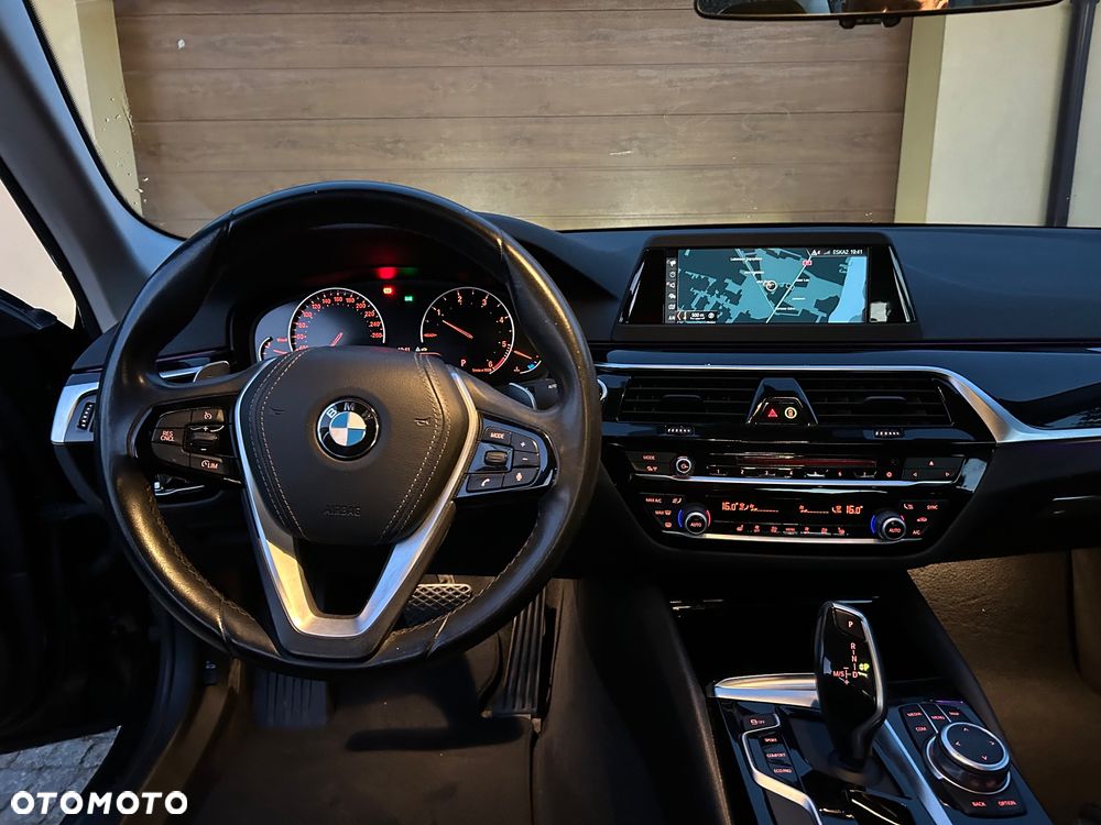BMW Seria 5 518d Sport Line - 12
