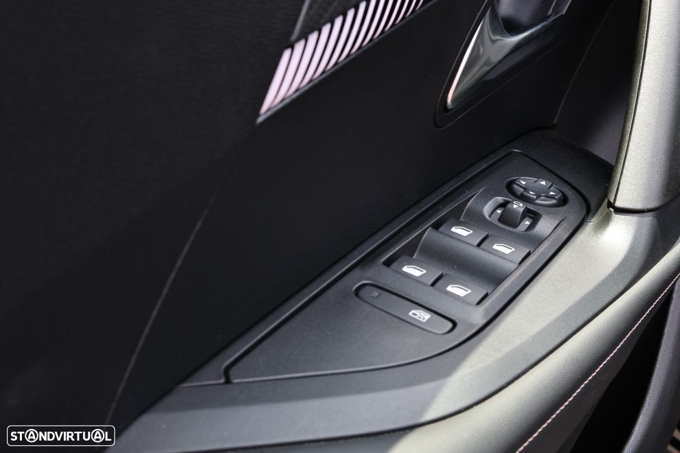 Peugeot 2008 1.2 Hybrid Allure e-DCS6 - 48