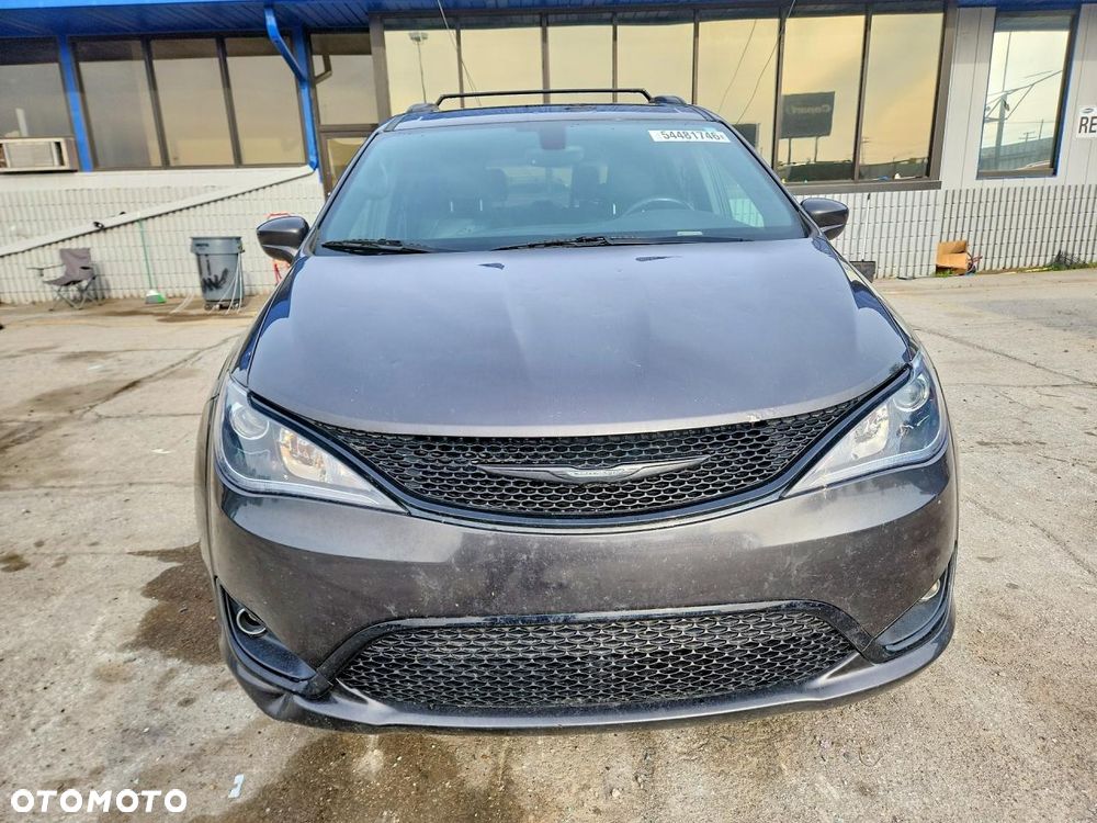 Chrysler Pacifica - 12