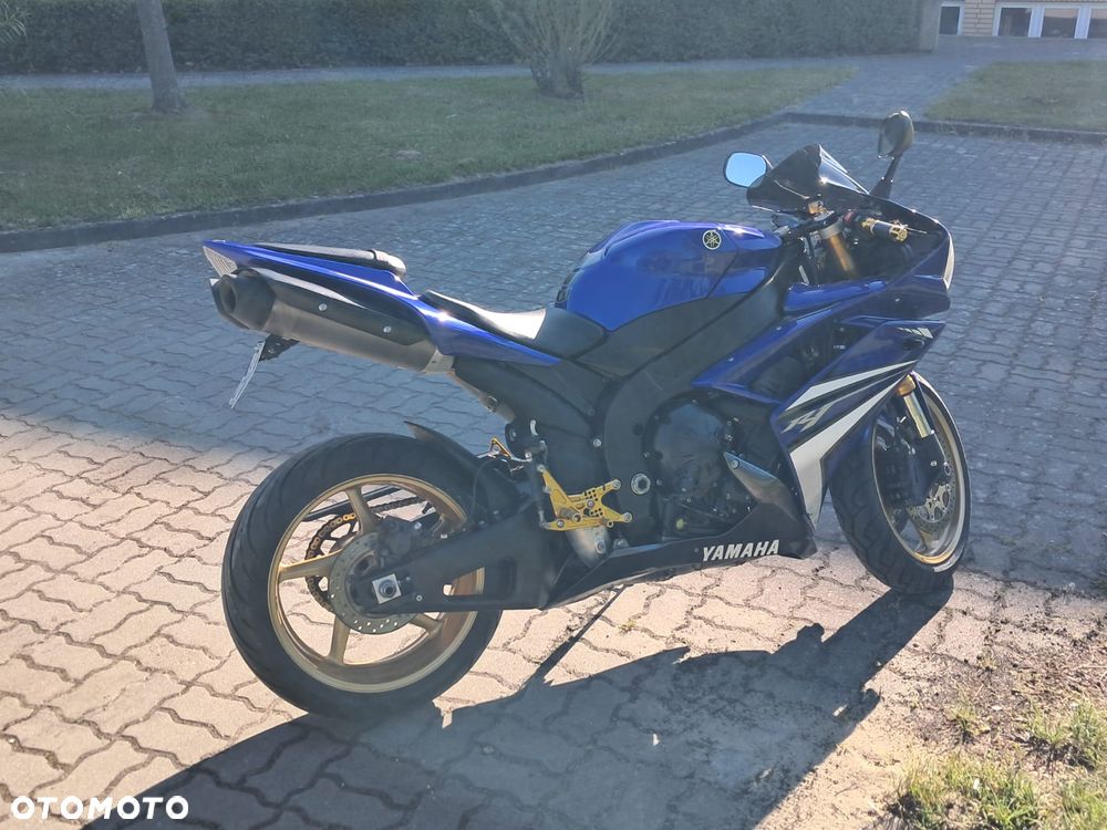 Yamaha R1 - 4