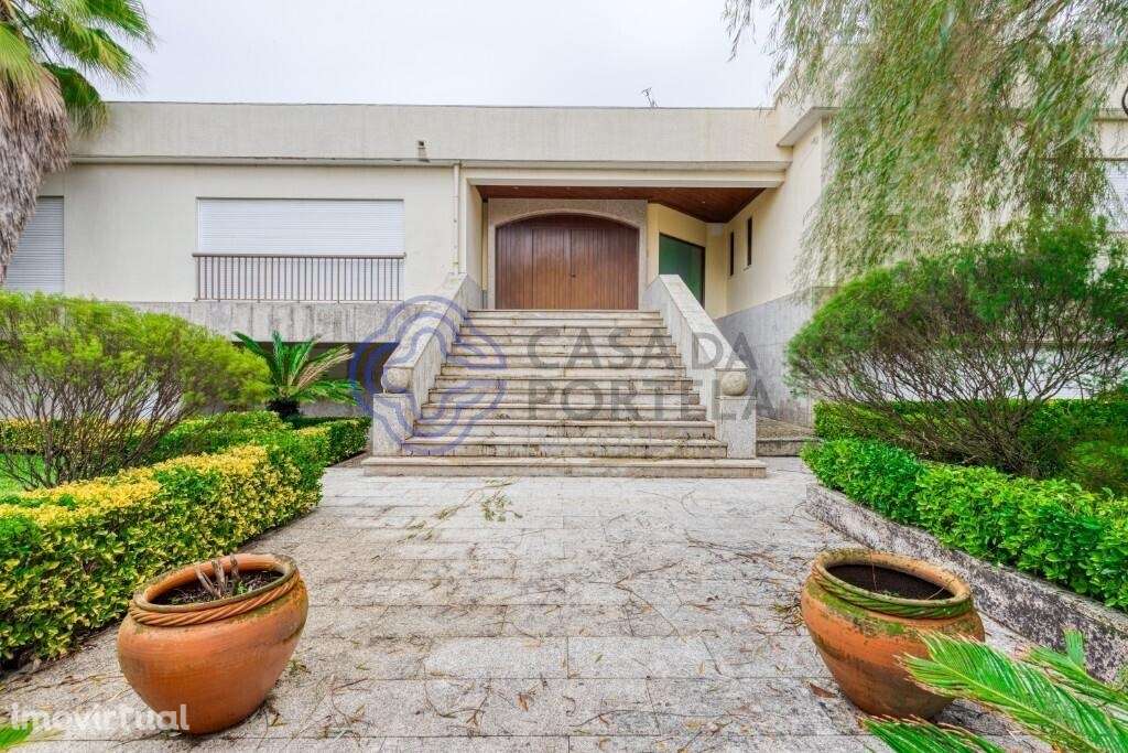 Moradia T4 de arquitetura moderna, linhas simples e contemporâneas - Grande imagem: 4/60