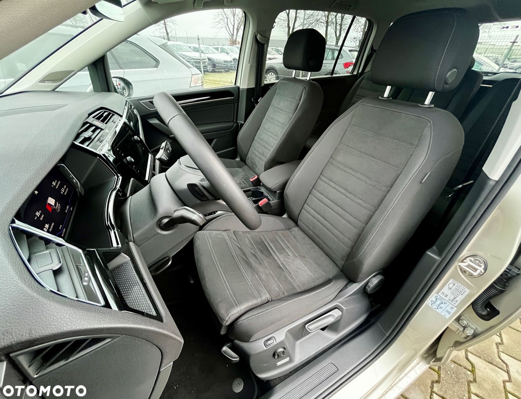 Volkswagen Touran - 11
