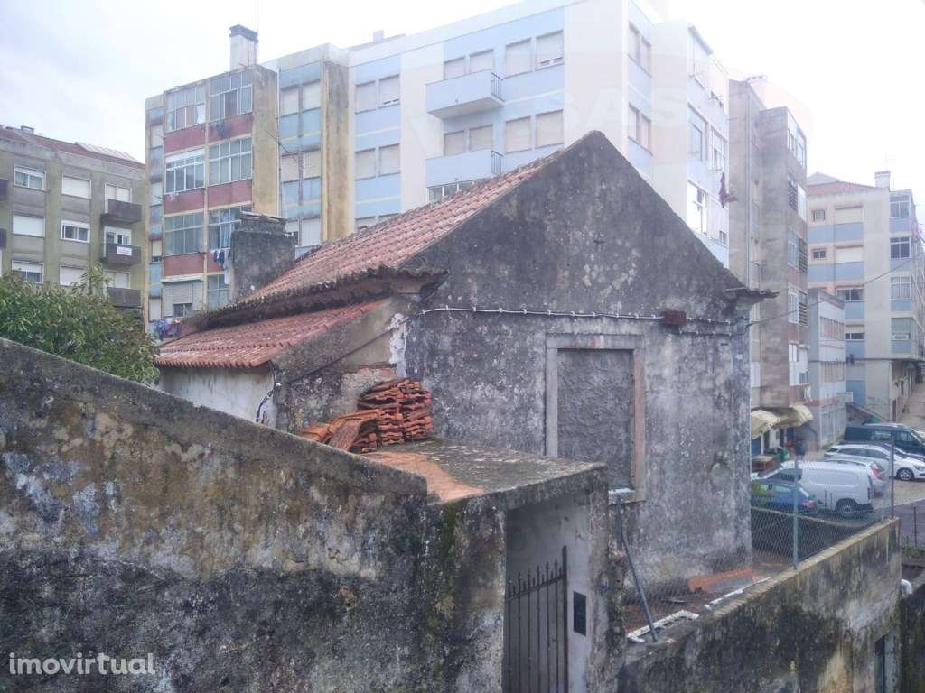 Moradia T2 no Mesmo Terreno para Recuperar | Agualva-Cacém - Grande imagem: 2/5