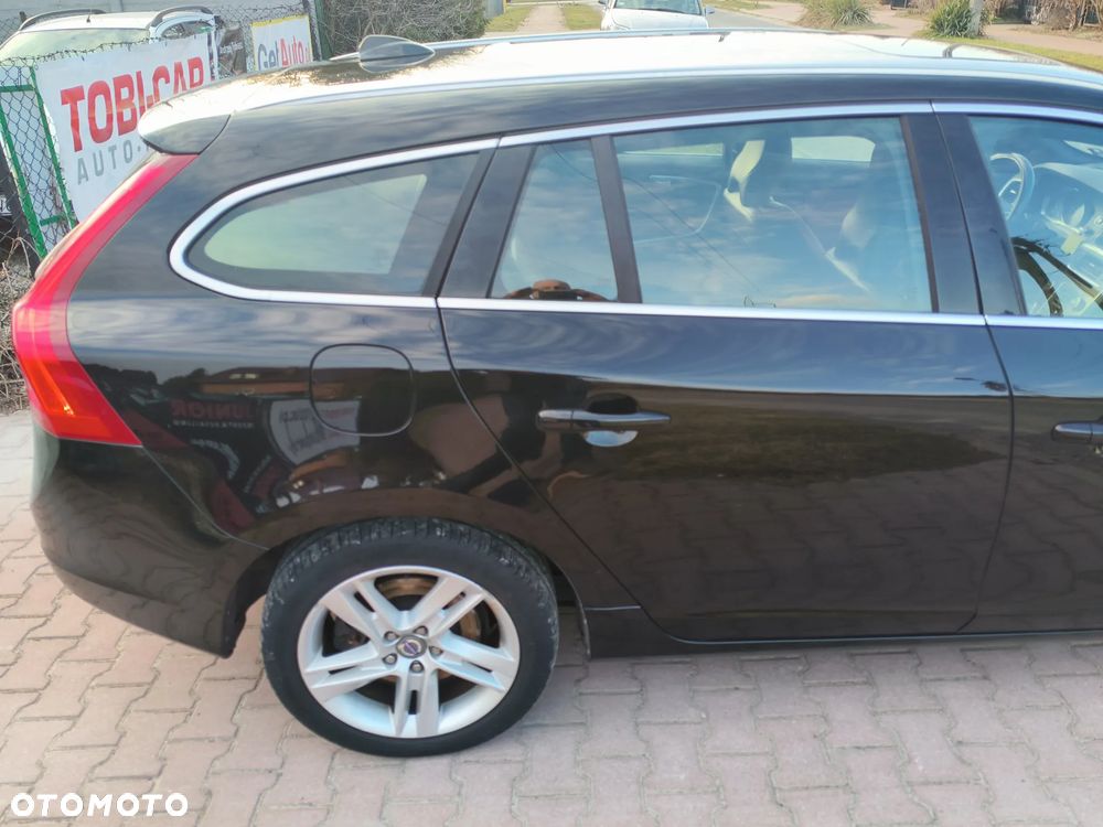 Volvo V60 D6 AWD Plug-in Hybrid R-Design Momentum - 27