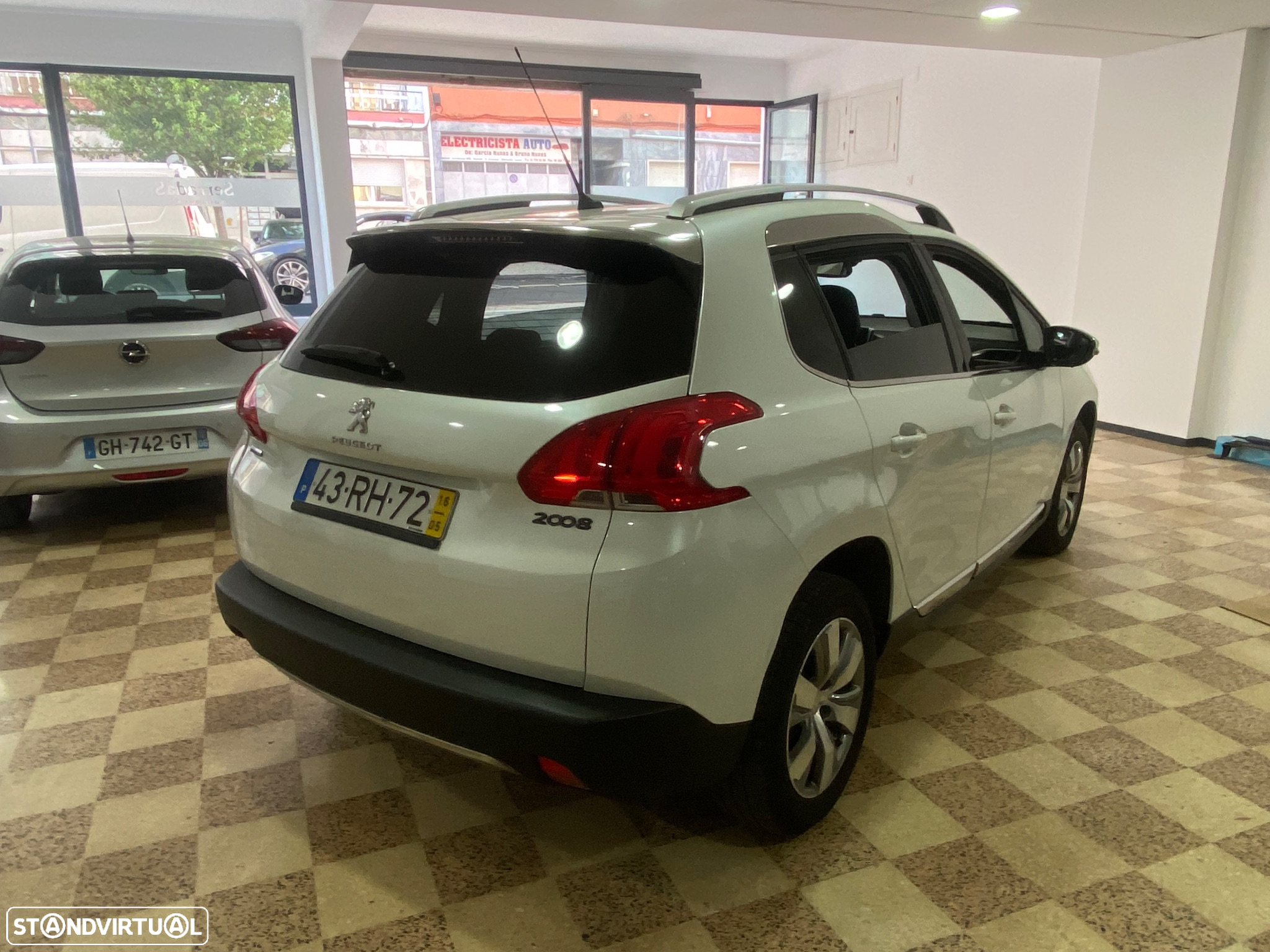 Peugeot 2008 1.2 PureTech Allure - 8