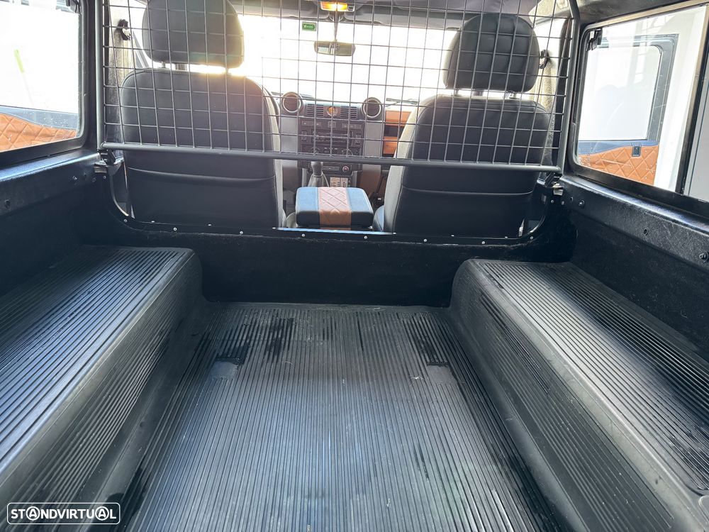 Land Rover Defender 90 Hard Top SE - 18