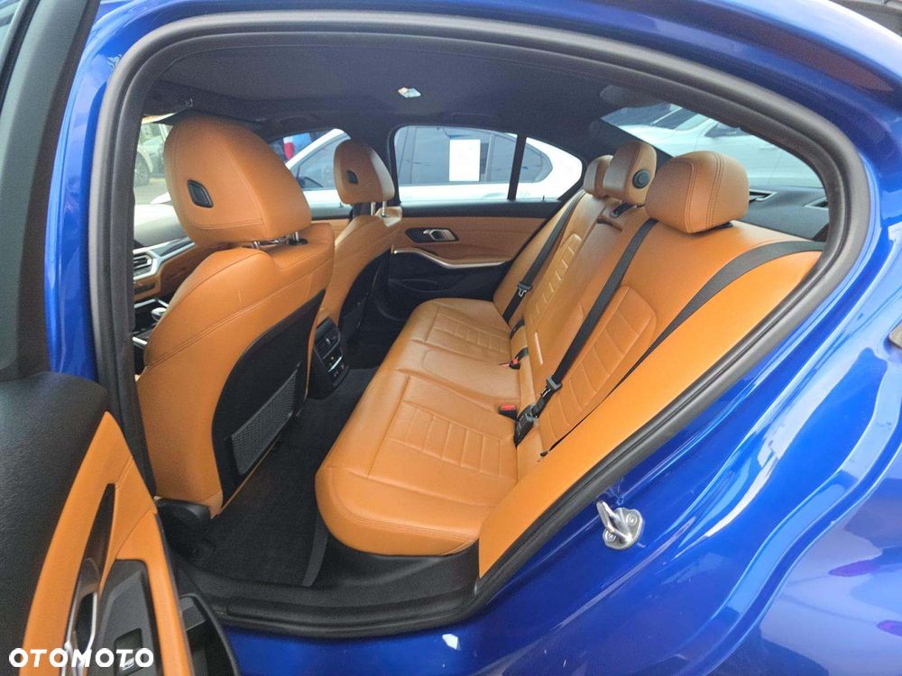 BMW Seria 3 330i xDrive M Sport - 9