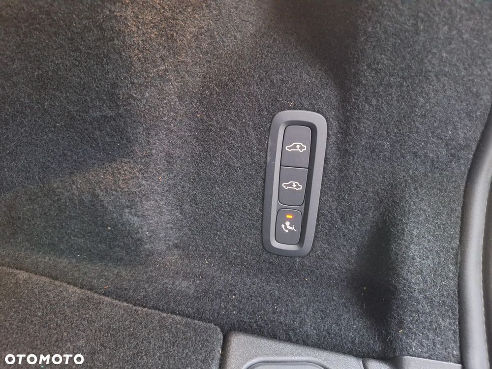 Volvo XC 60 T6 Plug-In Hybrid AWD Ultra Black Edition - 25