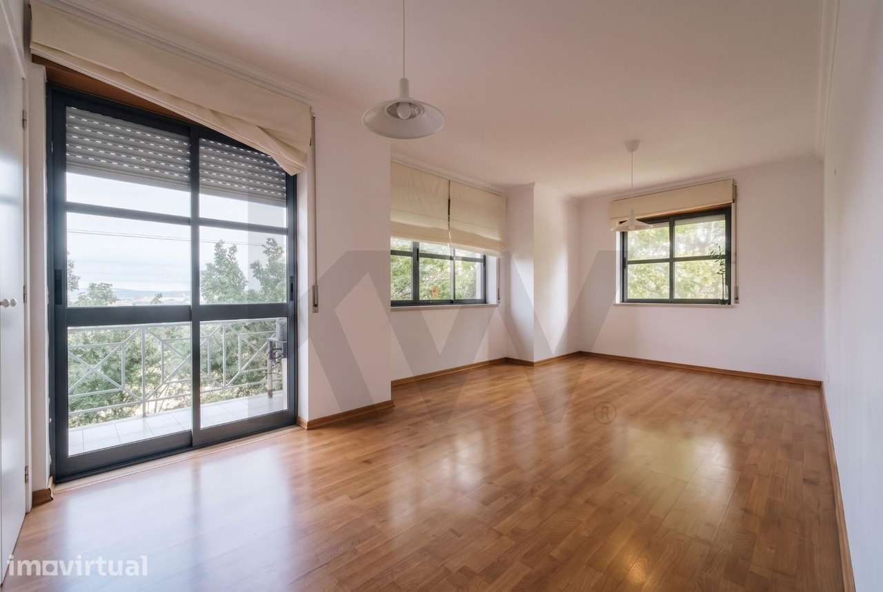 Apartamento T2 com Garagem no Centro das Caldas da Rainha - Grande imagem: 2/60