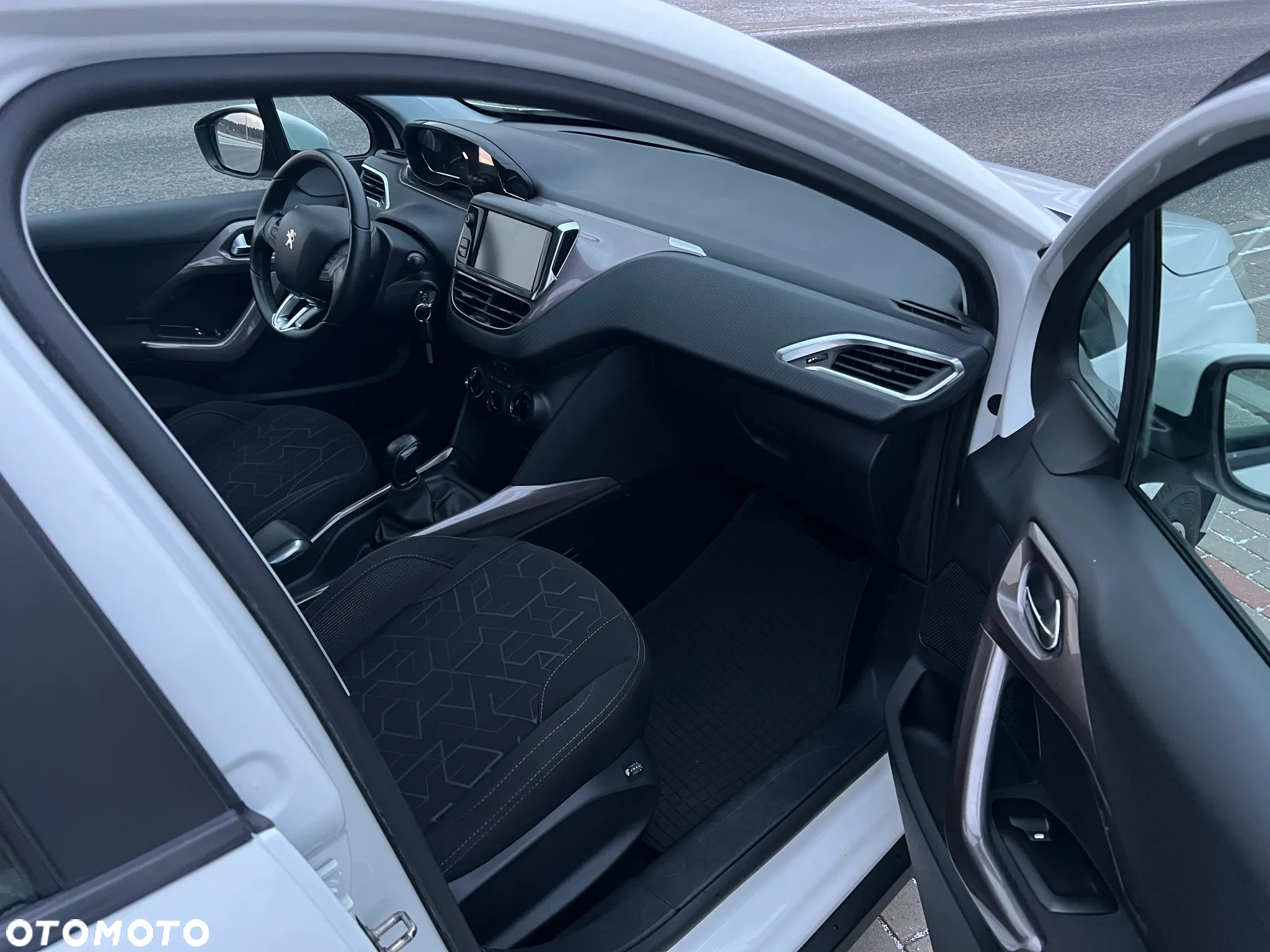 Peugeot 2008 1.2 Pure Tech Allure S&S - 10