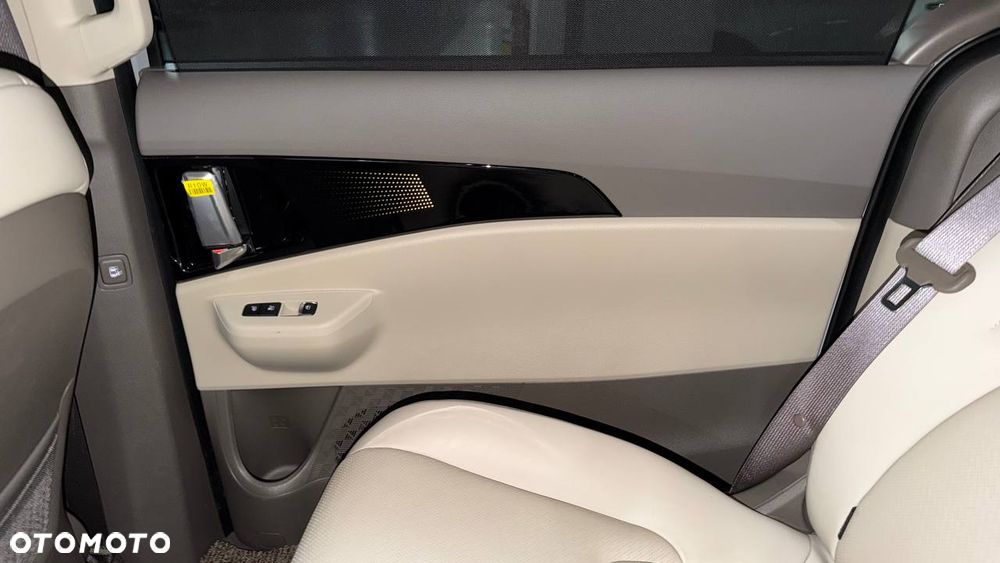 Kia Carnival - 23