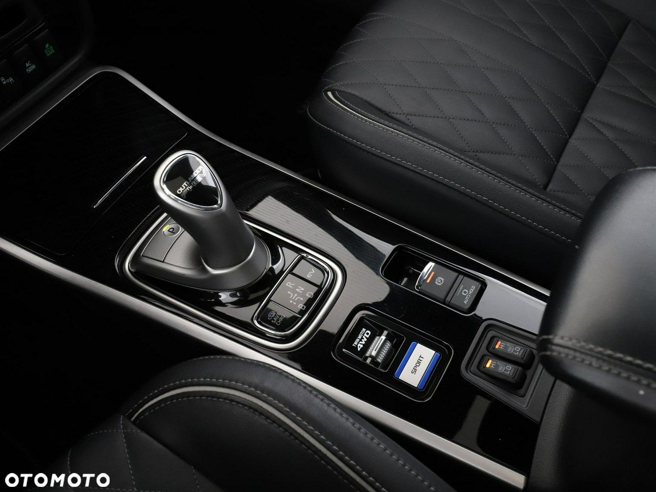 Mitsubishi Outlander 2.4 4WD Plug-In Hybrid Spirit - 32