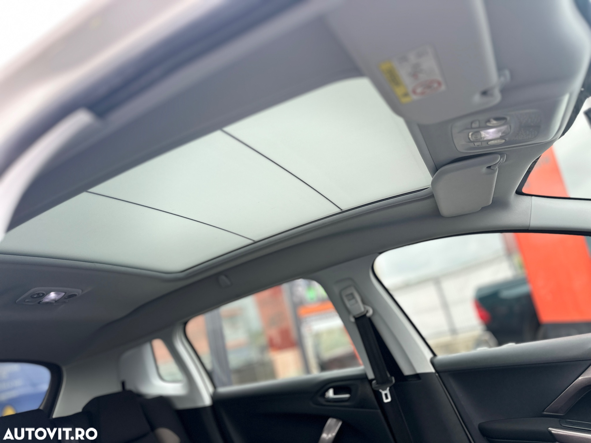 Peugeot 2008 1.2 L PureTech Turbo S&S Allure - 8