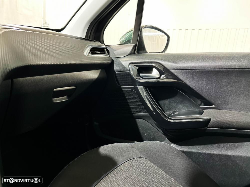 Peugeot 208 1.2 PureTech Allure - 42