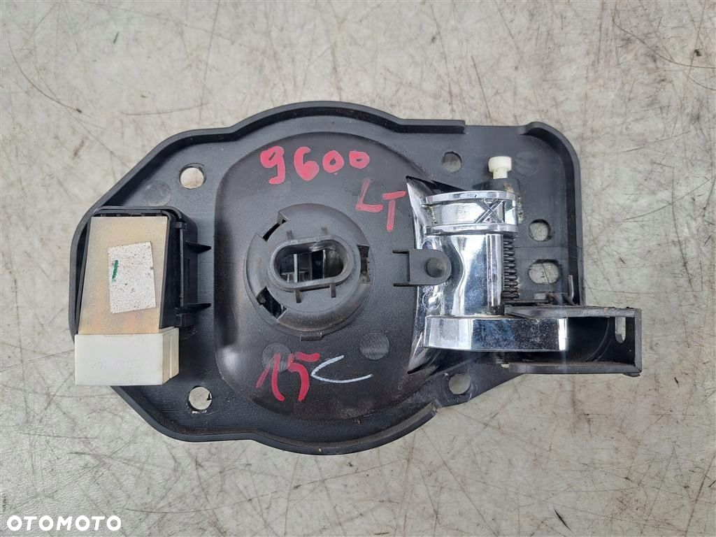 Klamka wewnętrzna tył lewa Chevrolet HHR 2005–2011 - 2