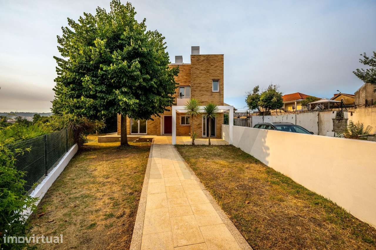 Moradia T5 com 2 suítes em zona residencial tranquila, a 2 minutos da - Grande imagem: 2/42
