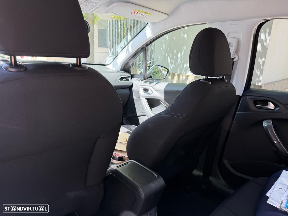 Peugeot 2008 1.2 PureTech Allure - 4