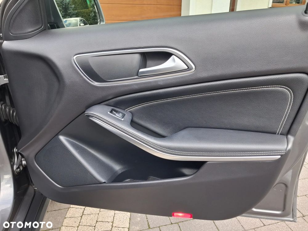Mercedes-Benz GLA 180 AMG Line - 8