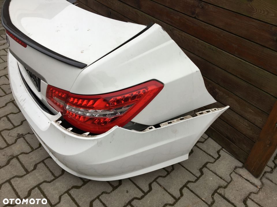 MERCEDES 207 coupe amg tylny pas 650 - 3