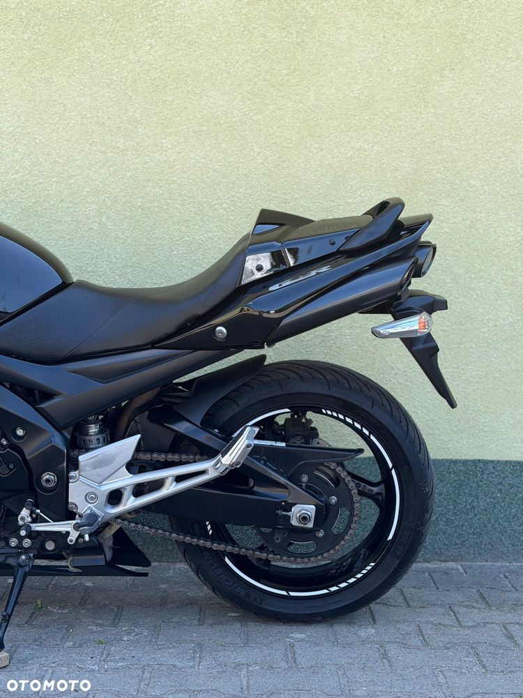 Suzuki GSR - 23