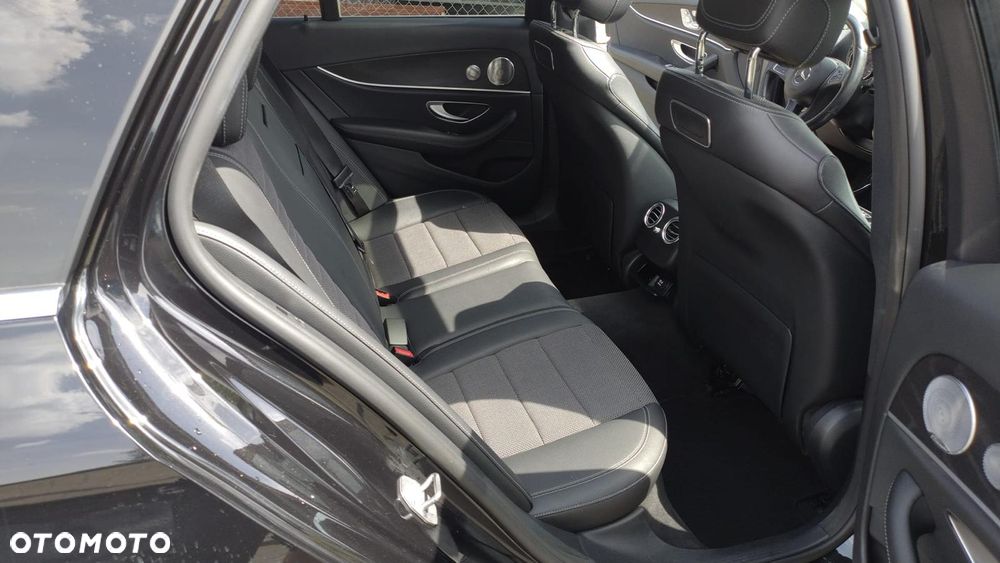Mercedes-Benz Klasa E 220 d 4Matic 9G-TRONIC Exclusive - 25