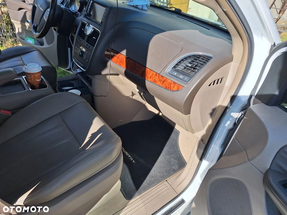 Chrysler Town & Country - 7