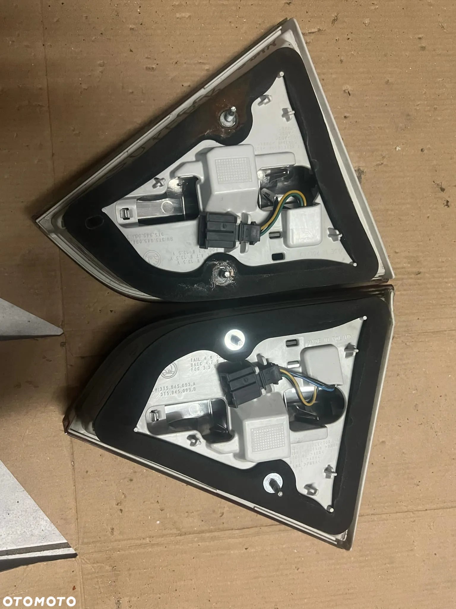 SKODA OCTAVIA LAMPY TYŁ TYLNA PRAWA LEWA KOMPLET W KLAPĘ KLAPA 0099 - 2