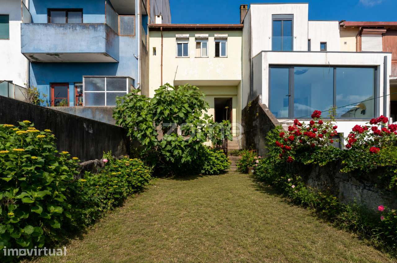 Moradia para reabilitar com enorme jardim na Rua do Bonfim - Grande imagem: 2/28