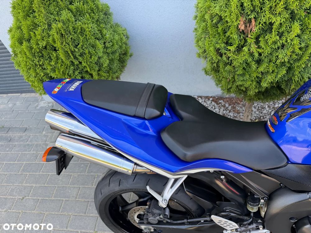 Yamaha R1 - 25