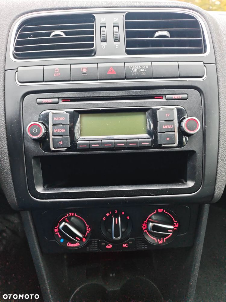 Volkswagen Polo 1.4 FSI Highline - 26