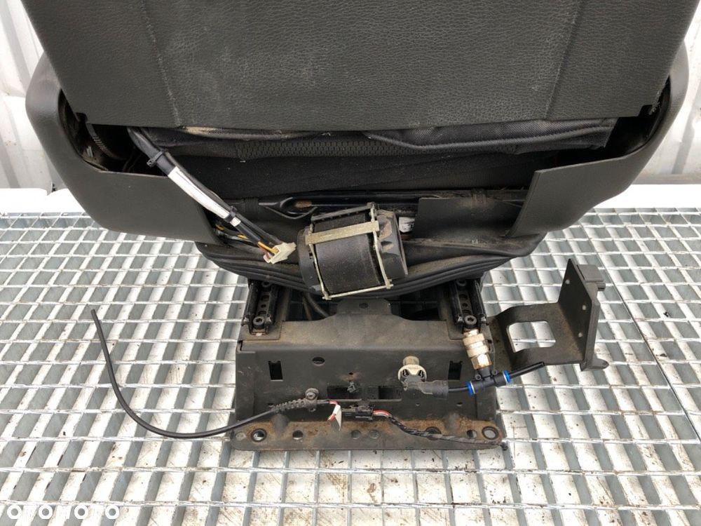 FOTEL LEWY PRZÓD  VOLVO FH II 2012 - 2022 500 368 kW [500 KM] 10x4/6 2017 - 7