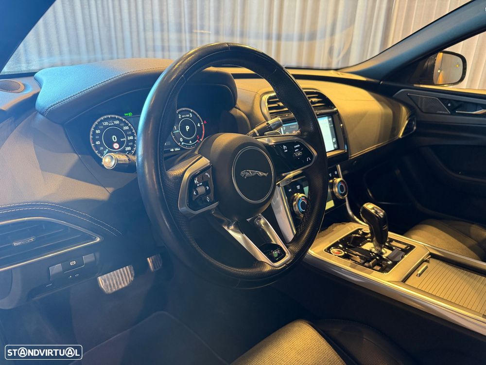 Jaguar XE 2.0 D200 R-Dynamic HSE - 23