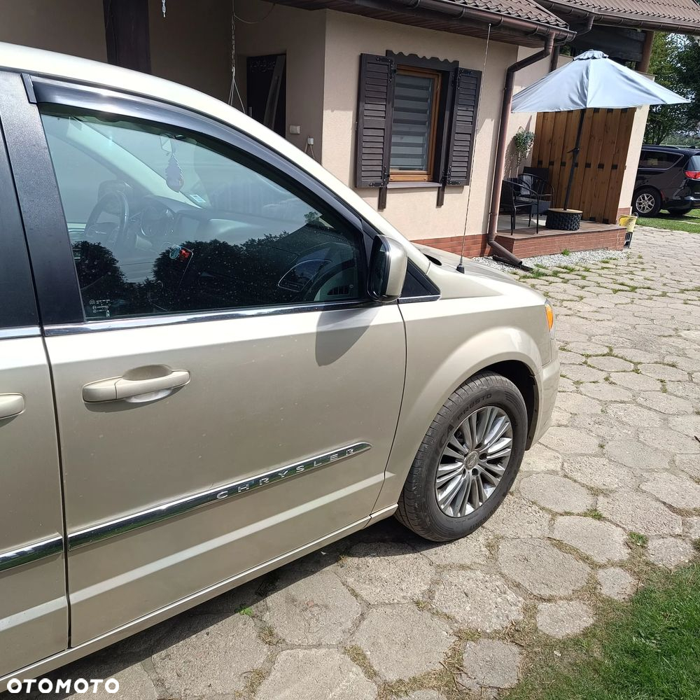 Chrysler Town & Country - 4