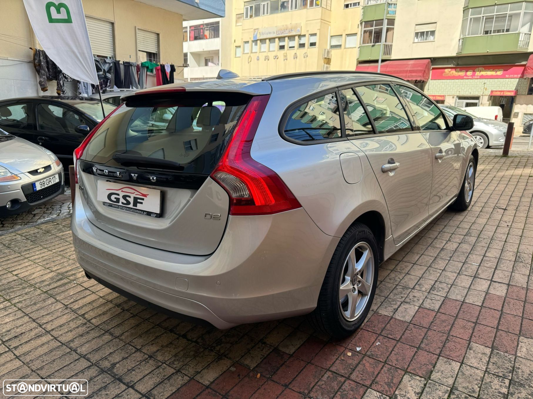 Volvo V60 1.6 D2 Momentum Eco - 4