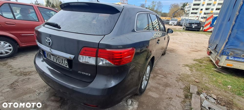 Toyota Avensis 1.8 Comfort - 6