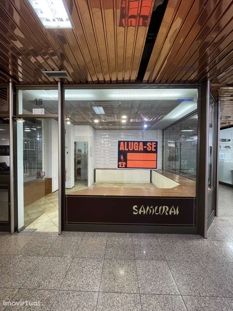 Excelente loja com montra generosa - Grande imagem: 2/16