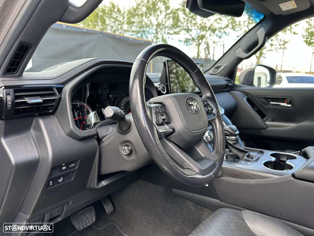 Toyota Land Cruiser 300 70th Anniversary - 11