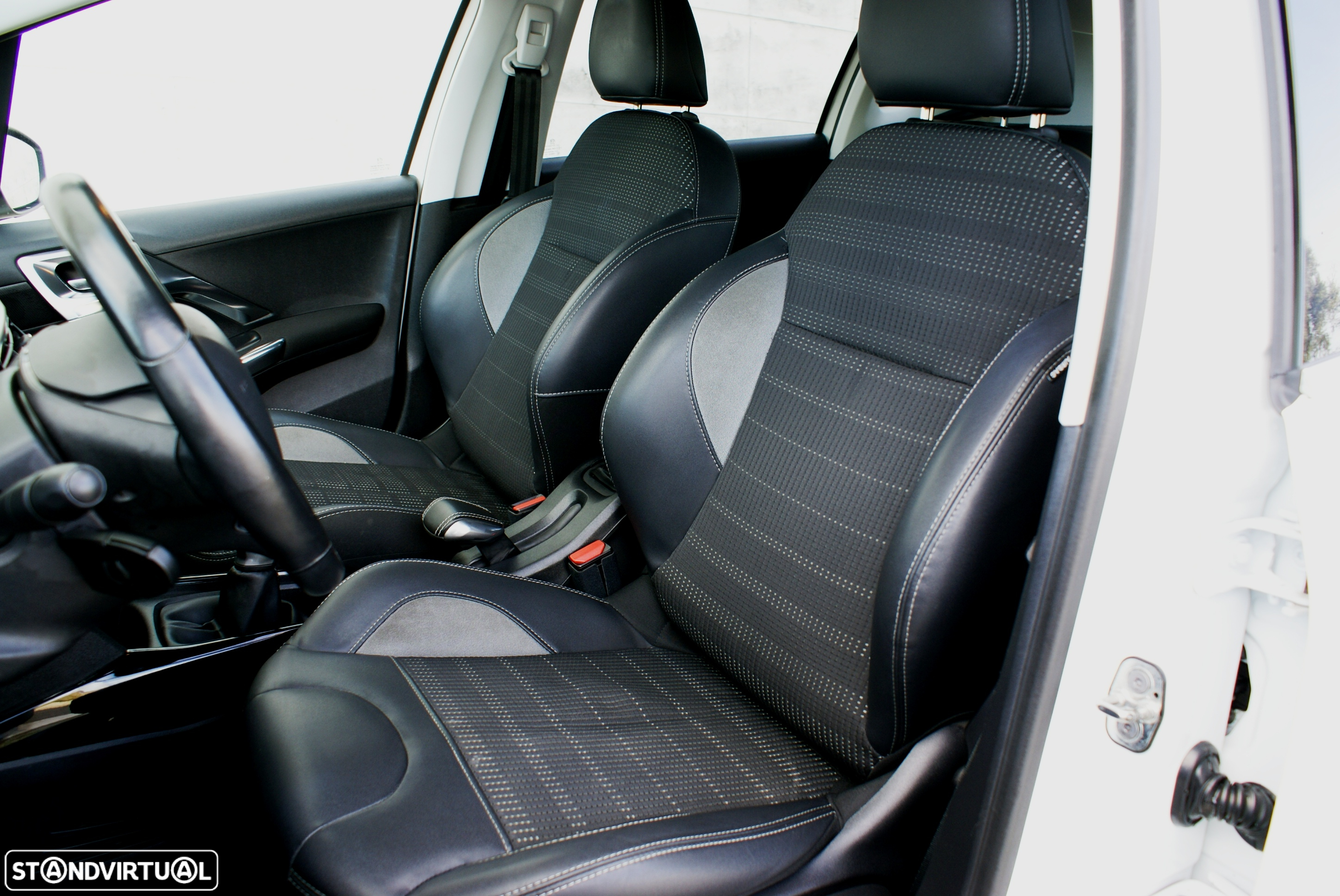 Peugeot 2008 1.2 PureTech Allure - 19