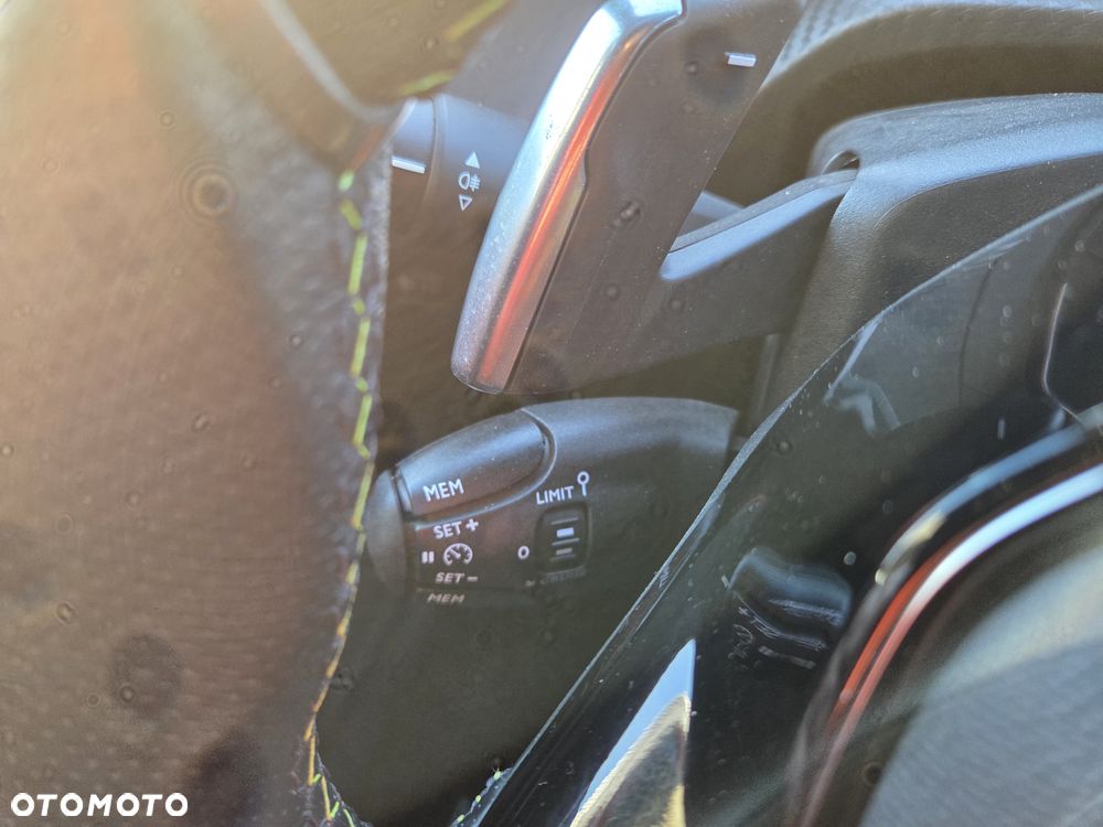 Peugeot 2008 1.2 Pure Tech GPF Allure S&S EAT6 - 29