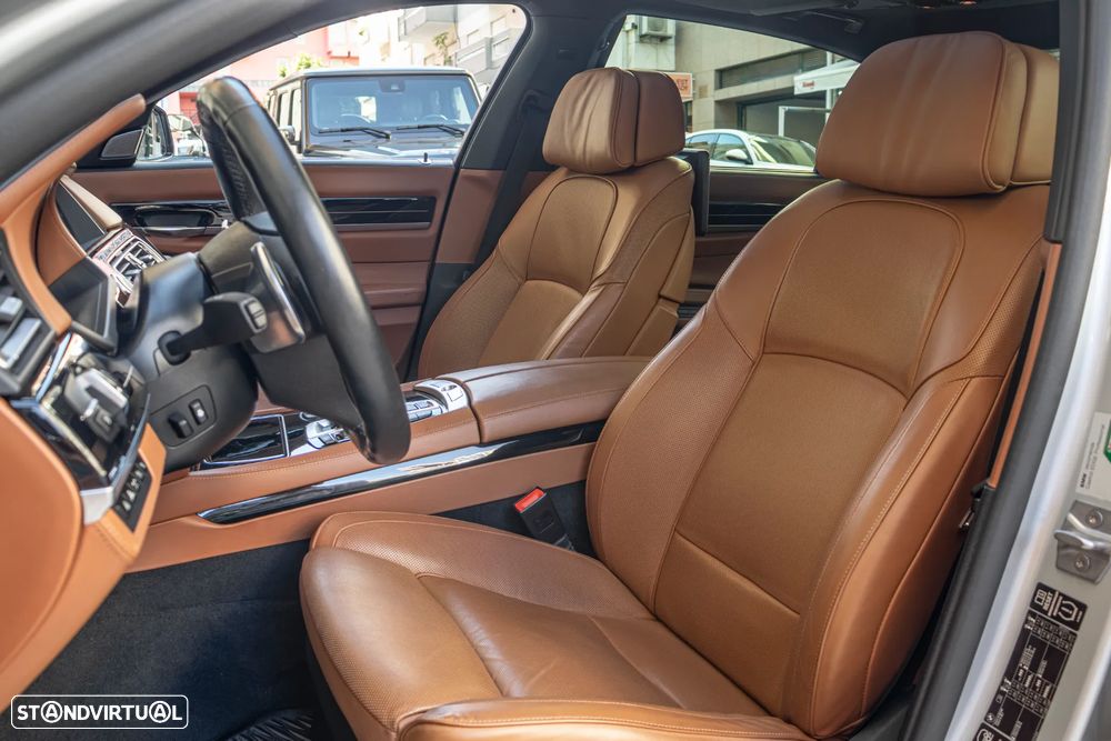 BMW 750 Li xDrive Pack M — fotografia 12