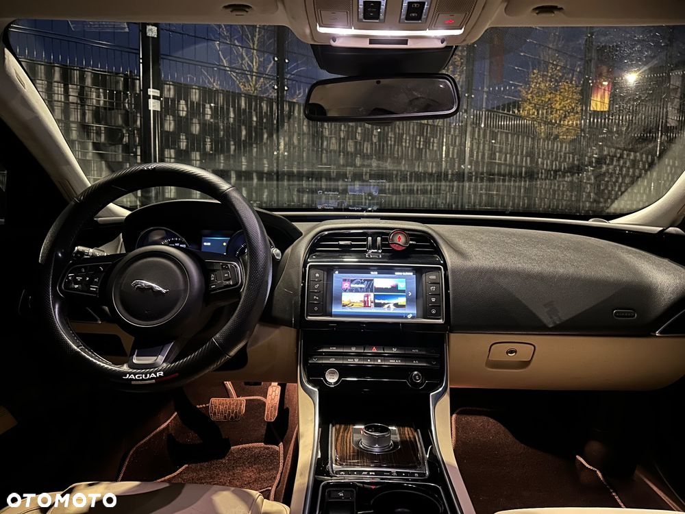 Jaguar XE 2.0 D Prestige - 28