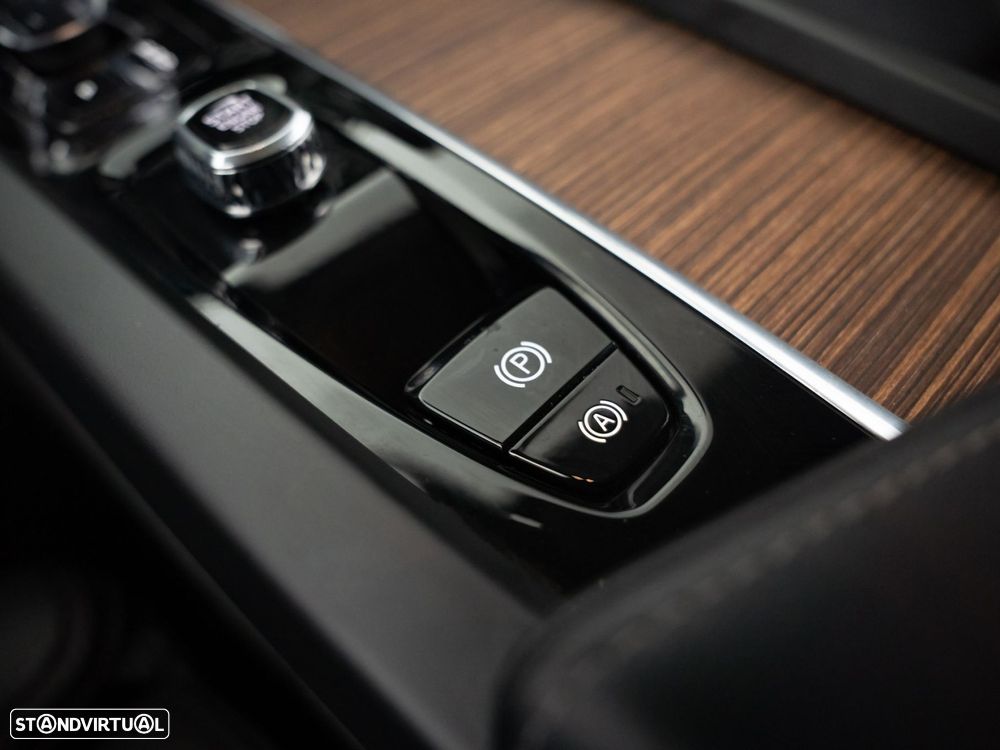 Volvo XC 60 2.0 T6 PHEV Plus Dark - 29