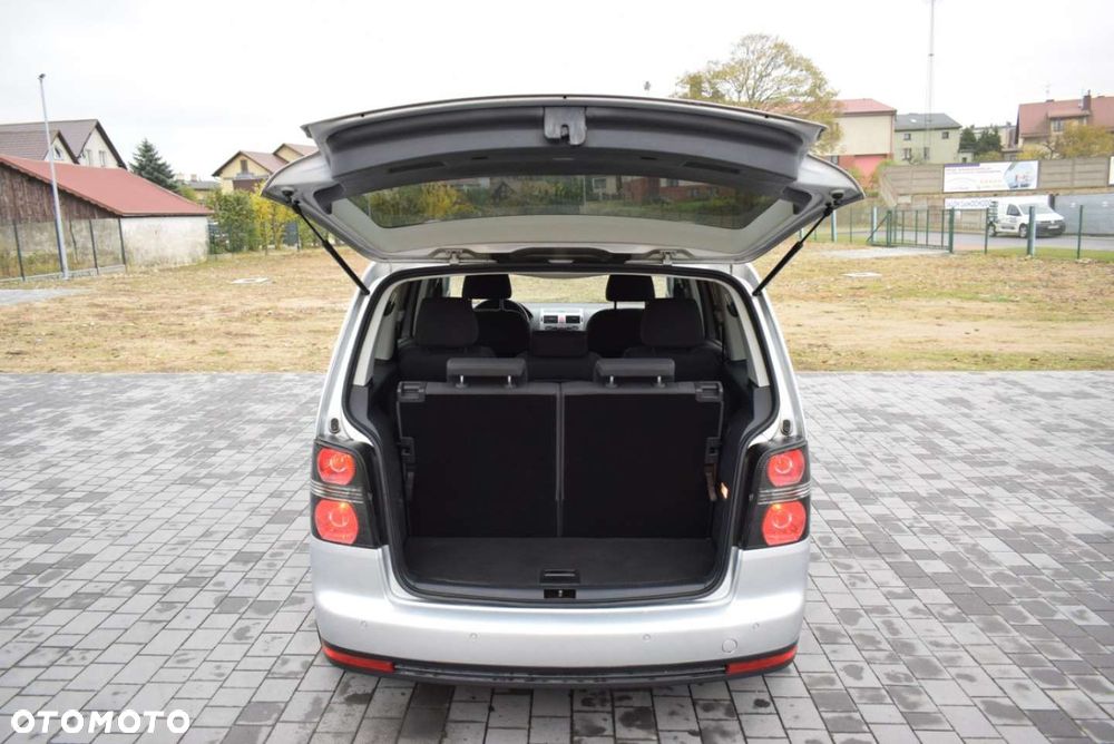 Volkswagen Touran - 10