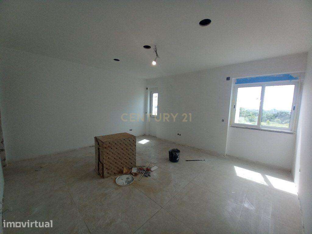 T2 Totalmente Remodelado no Carregado – Cozinha Equipada e Excelente A - Grande imagem: 2/29